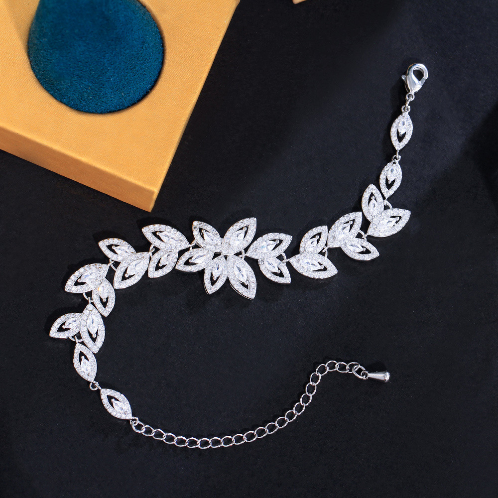 Sweet Shiny Spray Flower Snowflake Brass Plating Inlay Zircon White Gold Plated Rhodium Plated Bracelets display picture 3