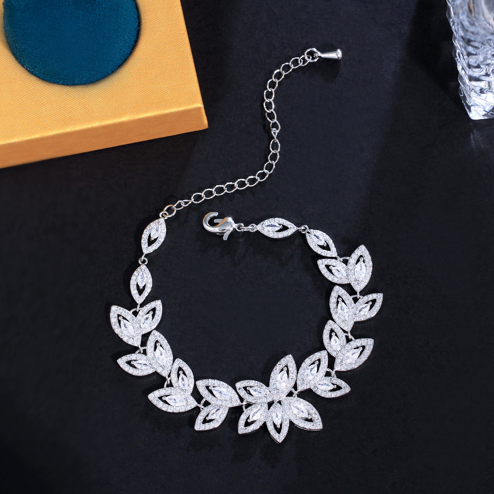 Sweet Shiny Spray Flower Snowflake Brass Plating Inlay Zircon White Gold Plated Rhodium Plated Bracelets display picture 1