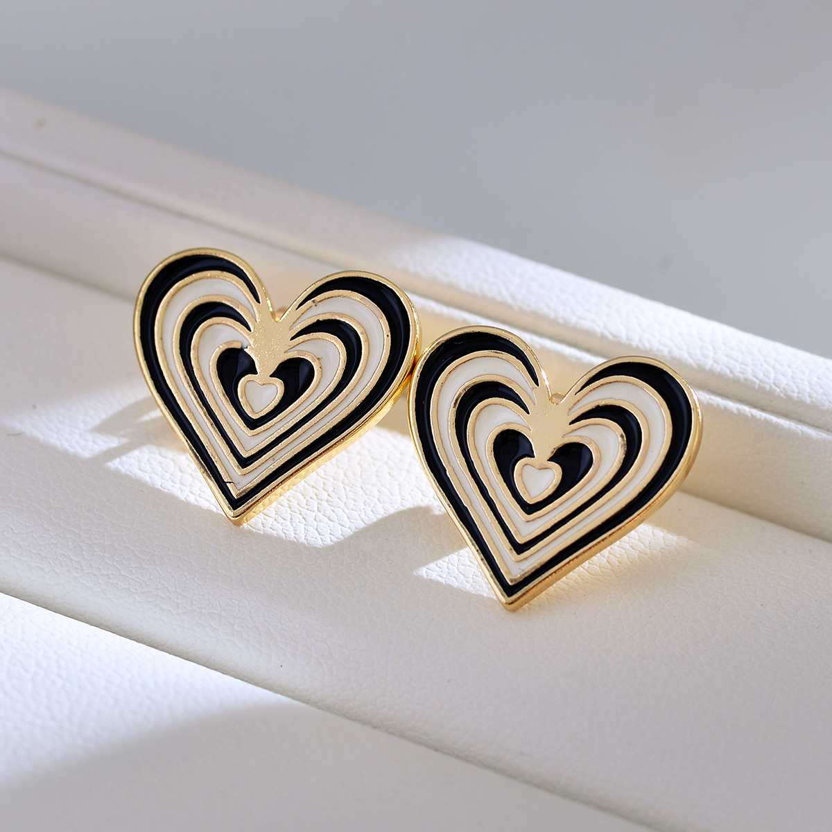 1 Pair Simple Style Heart Shape Enamel Copper Ear Studs display picture 1