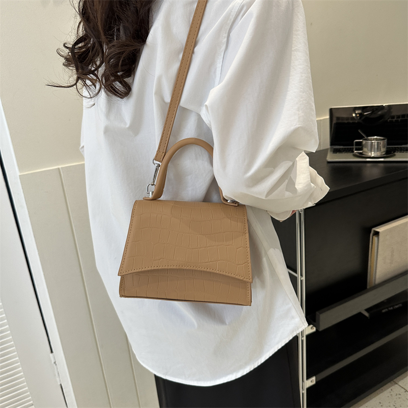 Women's All Seasons Pu Leather Solid Color Classic Style Square Magnetic Buckle Handbag display picture 7