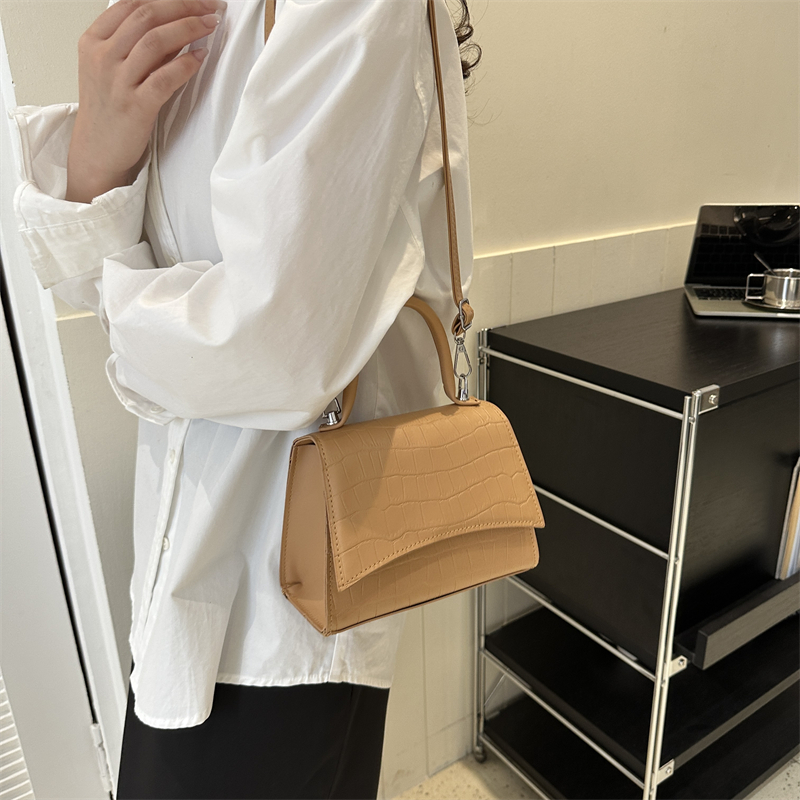 Women's All Seasons Pu Leather Solid Color Classic Style Square Magnetic Buckle Handbag display picture 2