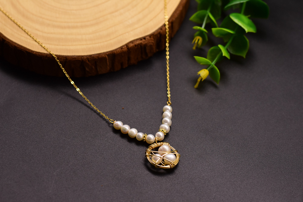Retro Round Freshwater Pearl Copper Inlay Pearl 18k Gold Plated Pendant Necklace display picture 2