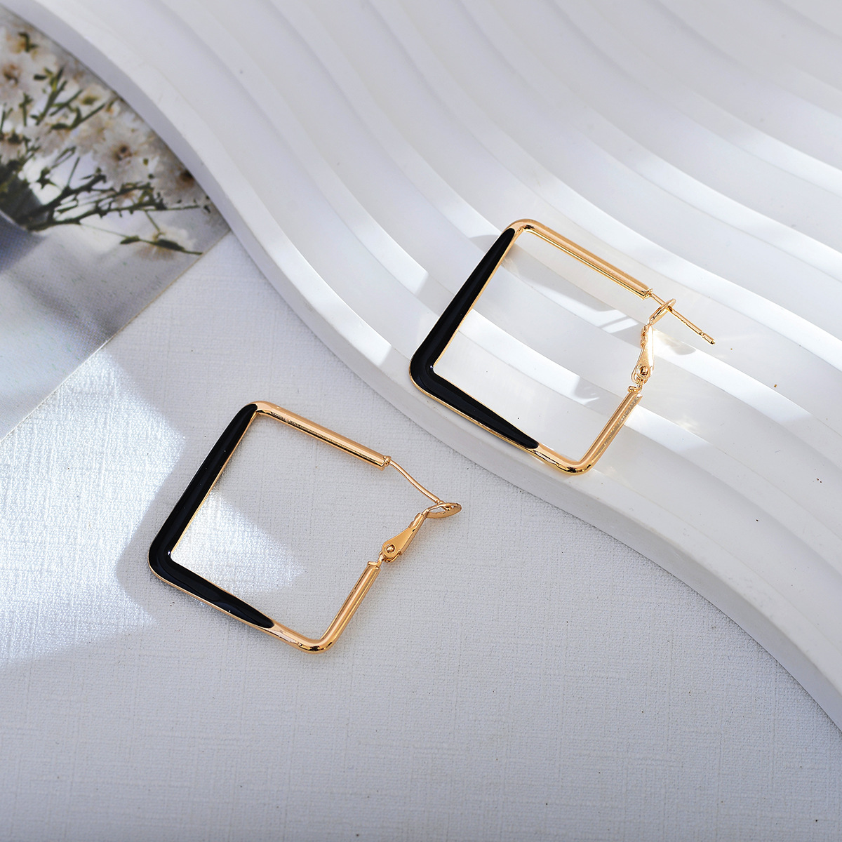 1 Pair Simple Style Color Block Enamel Copper Earrings display picture 6