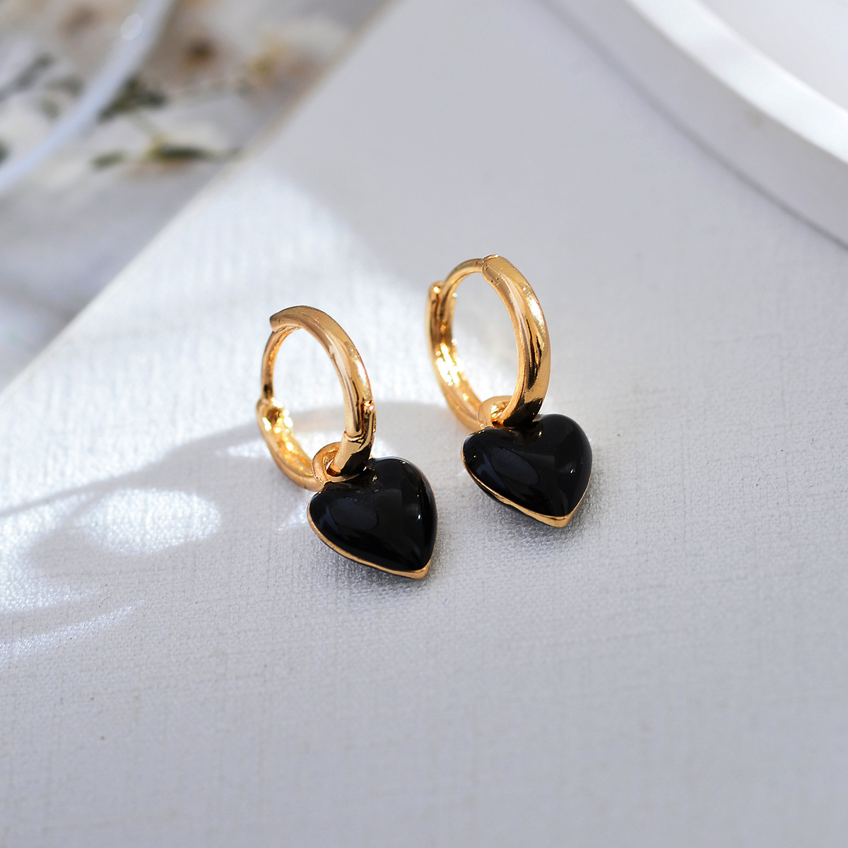 1 Pair Simple Style Heart Shape Enamel Copper Drop Earrings display picture 6