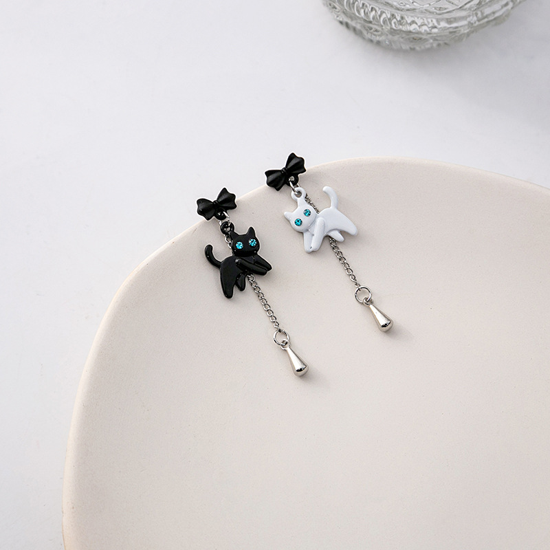 1 Pair Vintage Style Exaggerated Simple Style Cat Asymmetrical Plating Inlay Alloy Zircon Silver Plated Drop Earrings display picture 1