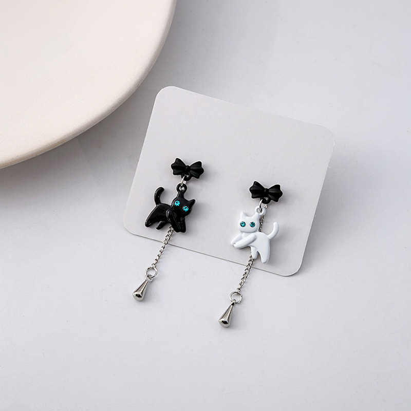 1 Pair Vintage Style Exaggerated Simple Style Cat Asymmetrical Plating Inlay Alloy Zircon Silver Plated Drop Earrings display picture 2