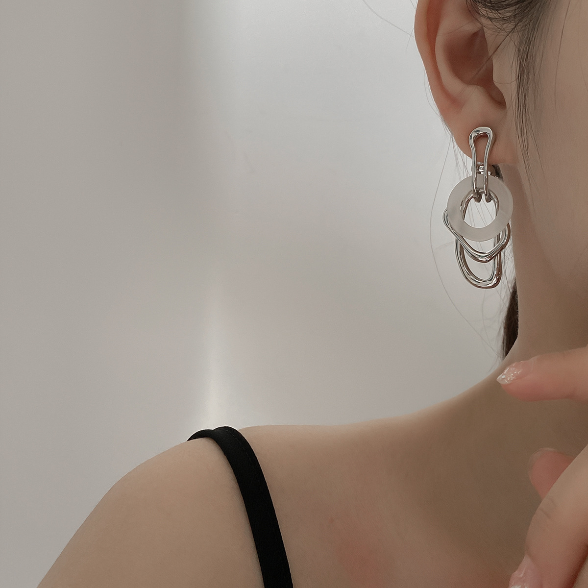 1 Pair Simple Style Solid Color Alloy Drop Earrings display picture 1