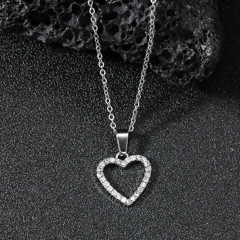 Simple Style Heart Shape Alloy Titanium Steel Inlay Rhinestones Pendant Necklace display picture 3