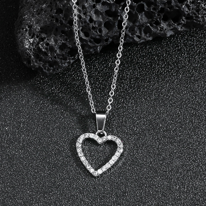Simple Style Heart Shape Alloy Titanium Steel Inlay Rhinestones Pendant Necklace display picture 5