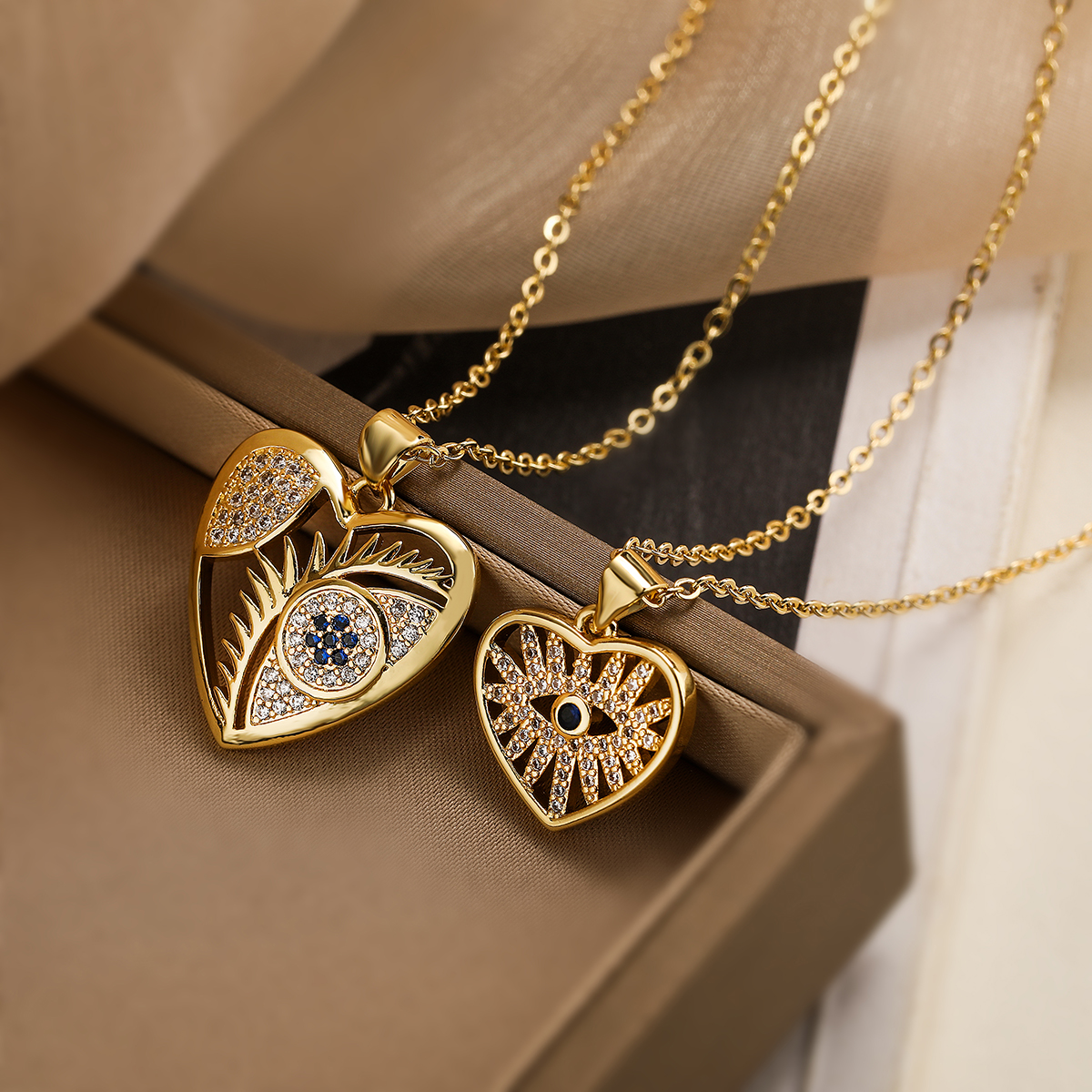 Modern Style Korean Style Geometric Devil's Eye Heart Shape Copper Plating Hollow Out Inlay Zircon 18k Gold Plated Pendant Necklace display picture 5