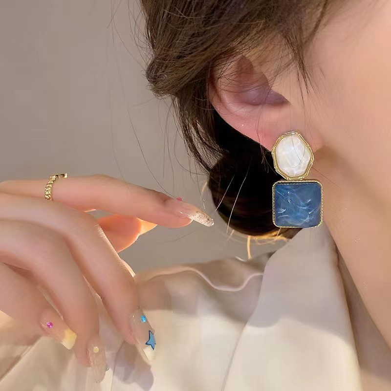 1 Pair Elegant Lady Round Square Irregular Plating Alloy Gold Plated Drop Earrings display picture 4
