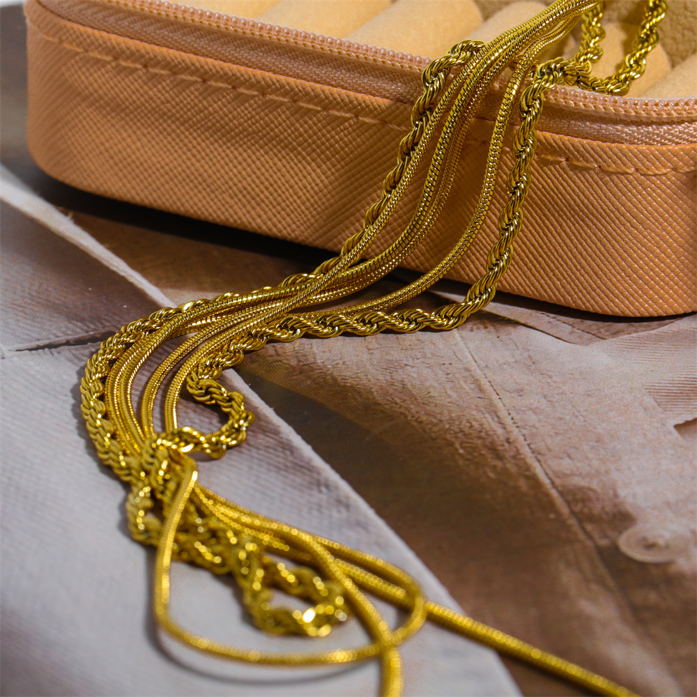201 Edelstahl Titan Stahl Vergoldet Einfacher Stil Strassenmode Überzug Einfarbig Geschichtete Halskette display picture 5