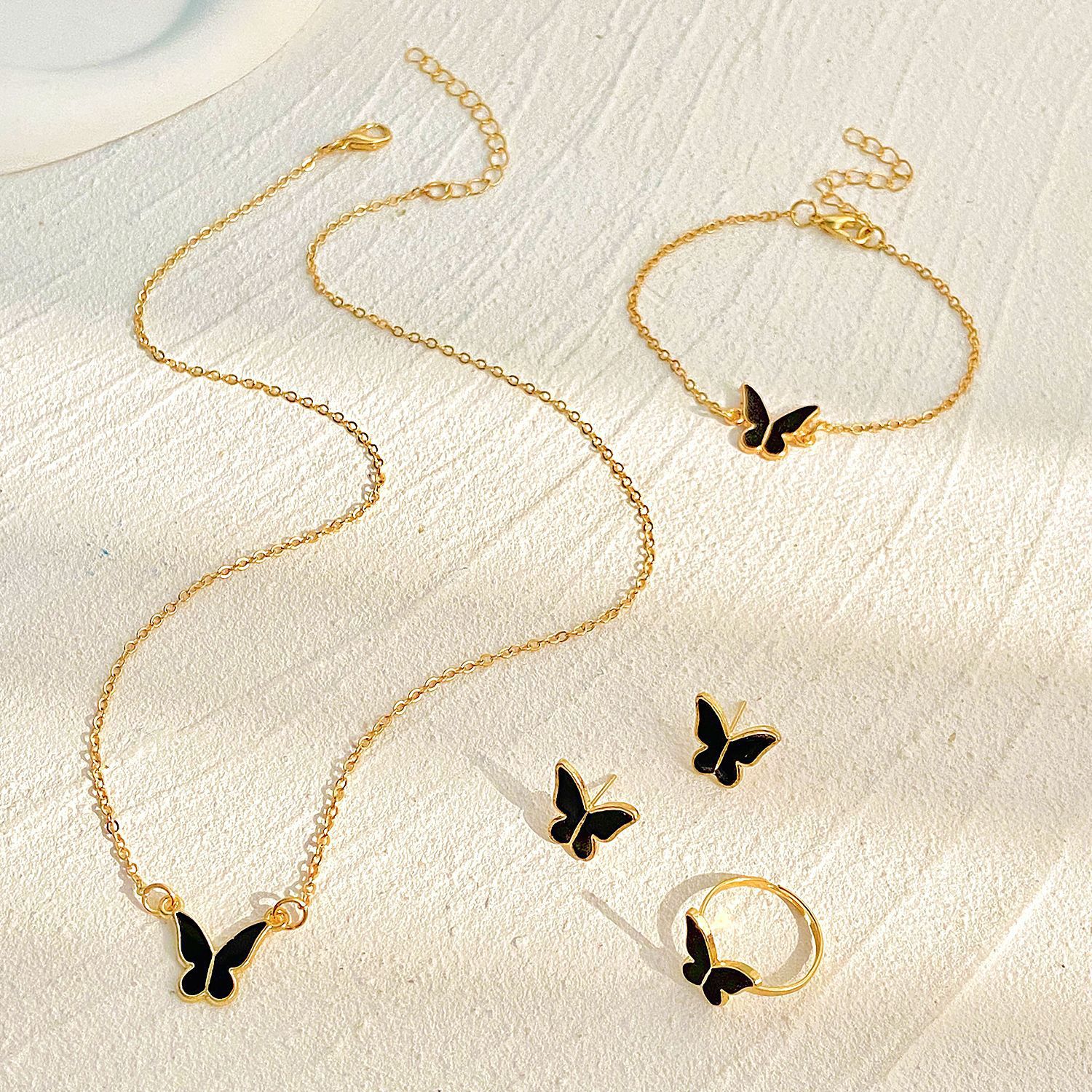 Einfacher Stil Schmetterling Legierung Überzug 14 Karat Vergoldet Frau Ringe Armbänder Halskette display picture 2
