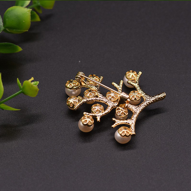 Elegant Retro Flower Alloy Plating Inlay Freshwater Pearl Women's Brooches 1 Piece display picture 1
