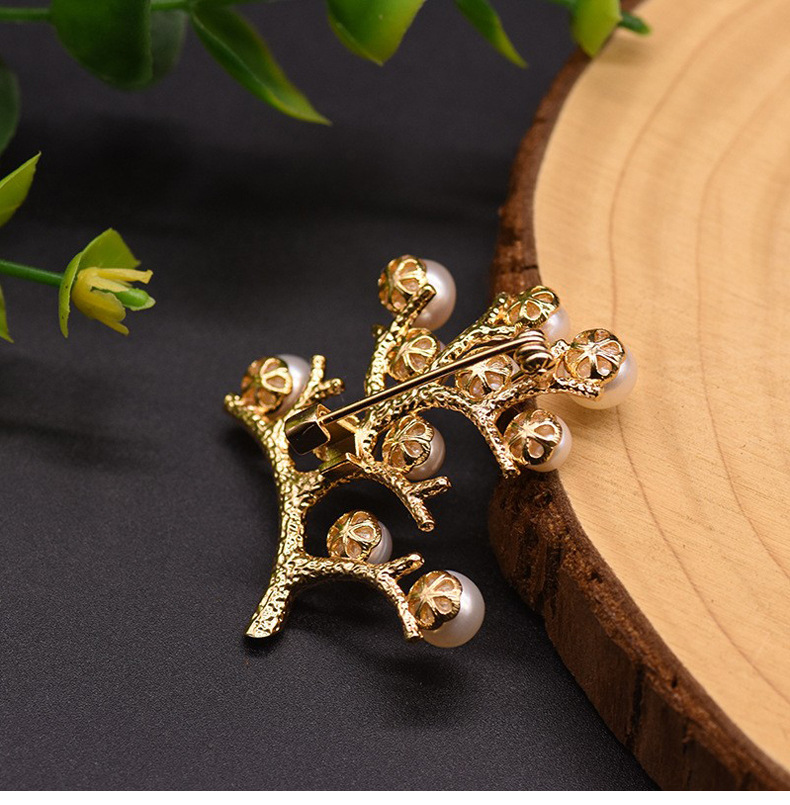 Elegant Retro Flower Alloy Plating Inlay Freshwater Pearl Women's Brooches 1 Piece display picture 3