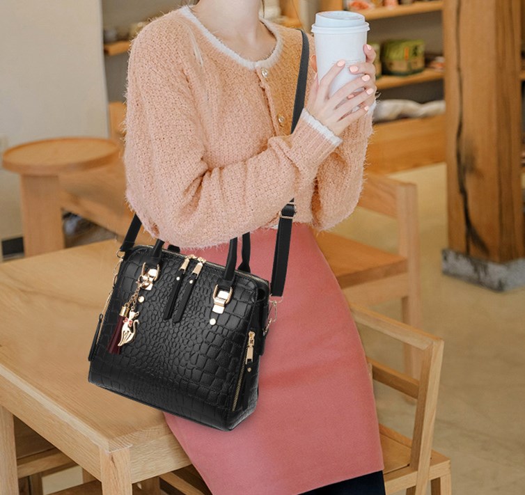 Women's Large Pu Leather Solid Color Streetwear Square Zipper Shoulder Bag Handbag Crossbody Bag display picture 3