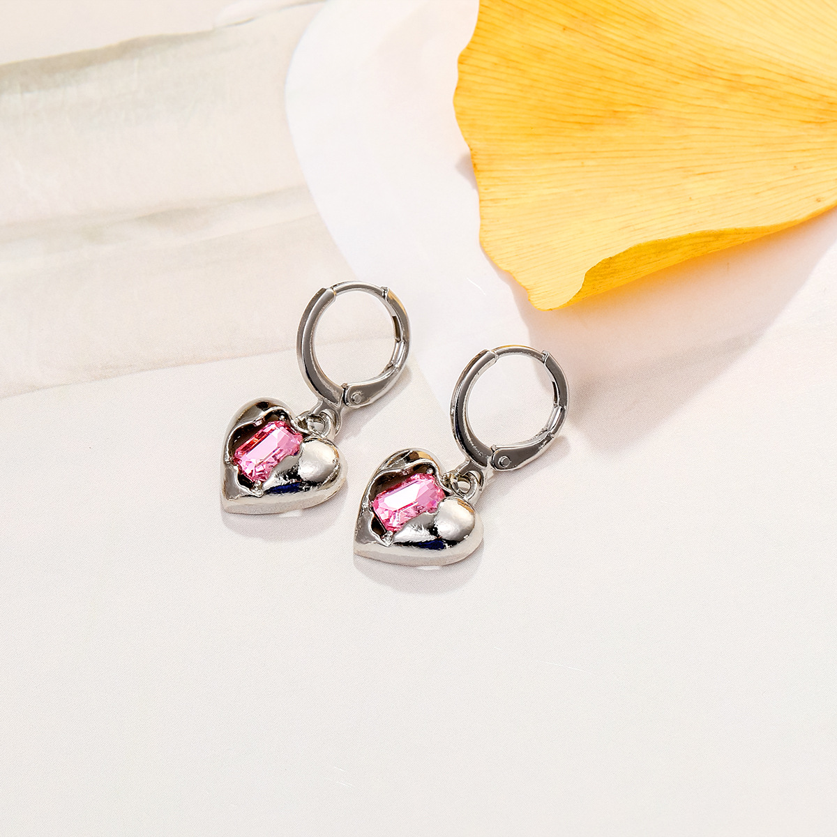 1 Pair Sweet Heart Shape Inlay Alloy Rhinestones Drop Earrings display picture 11