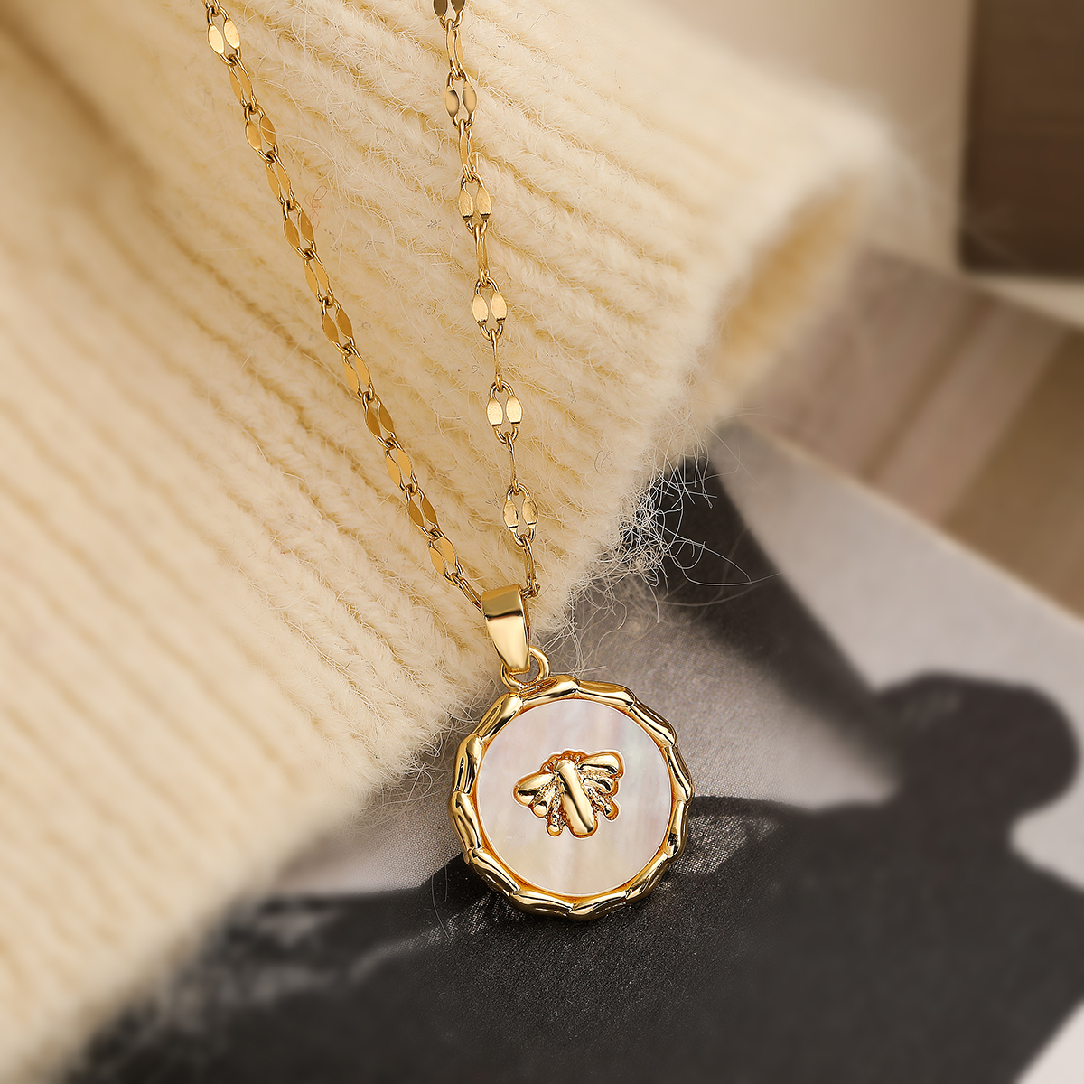 Simple Style Commute Star Bee Copper 18k Gold Plated Shell Zircon Pendant Necklace In Bulk display picture 4