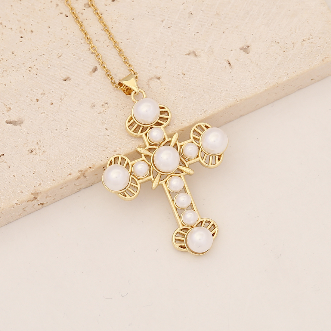 Wholesale Commute Cross Copper Inlay 18K Gold Plated Zircon Pendant Necklace display picture 5