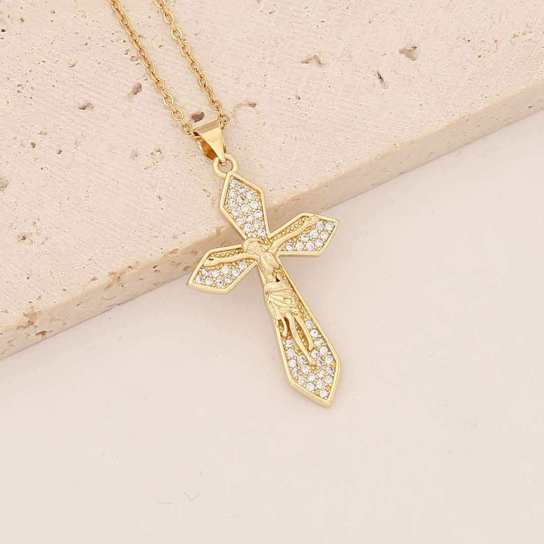 Wholesale Commute Cross Copper Inlay 18K Gold Plated Zircon Pendant Necklace display picture 3