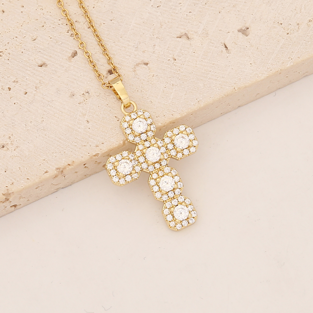Wholesale Commute Cross Copper Inlay 18K Gold Plated Zircon Pendant Necklace display picture 12