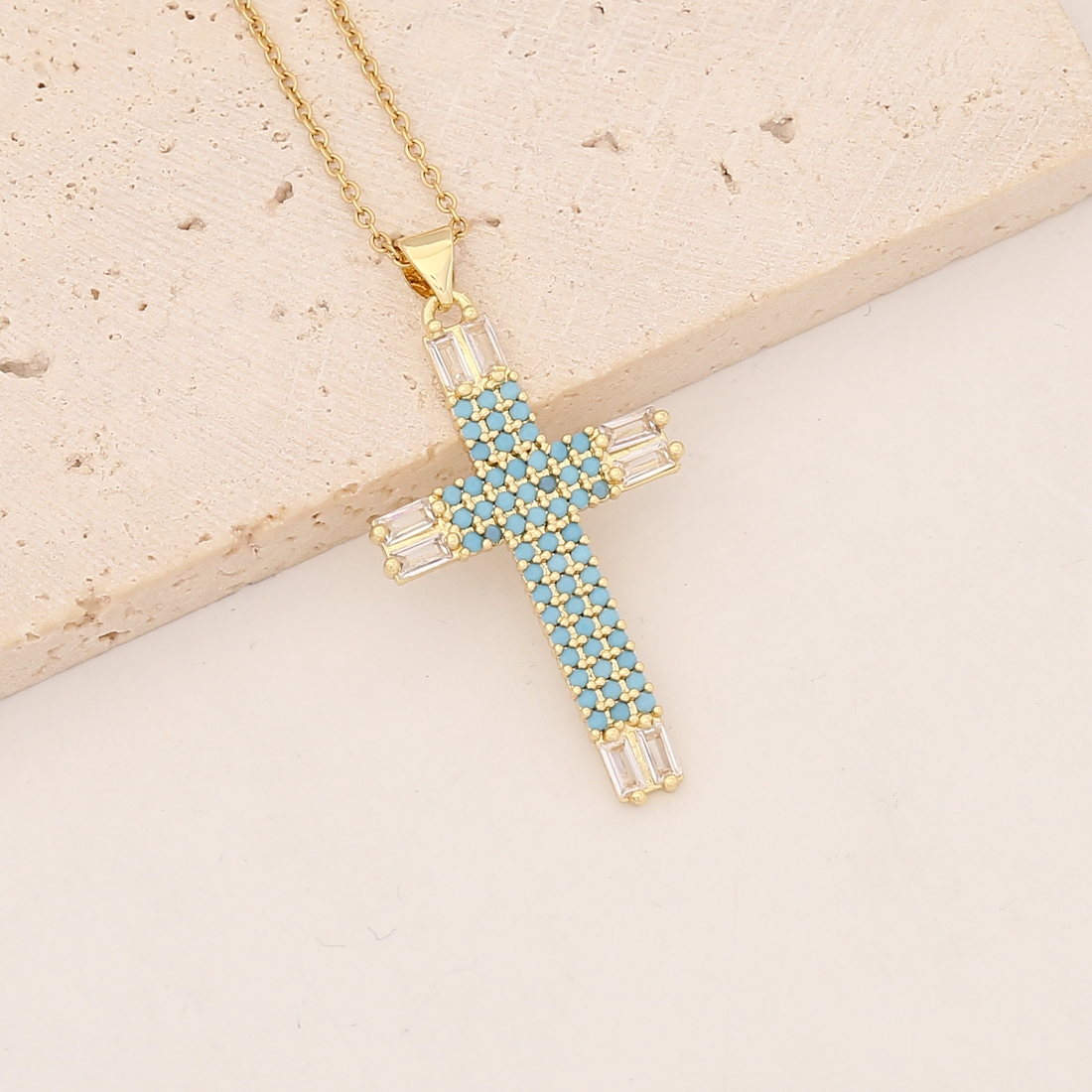 Wholesale Commute Cross Copper Inlay 18K Gold Plated Zircon Pendant Necklace display picture 2