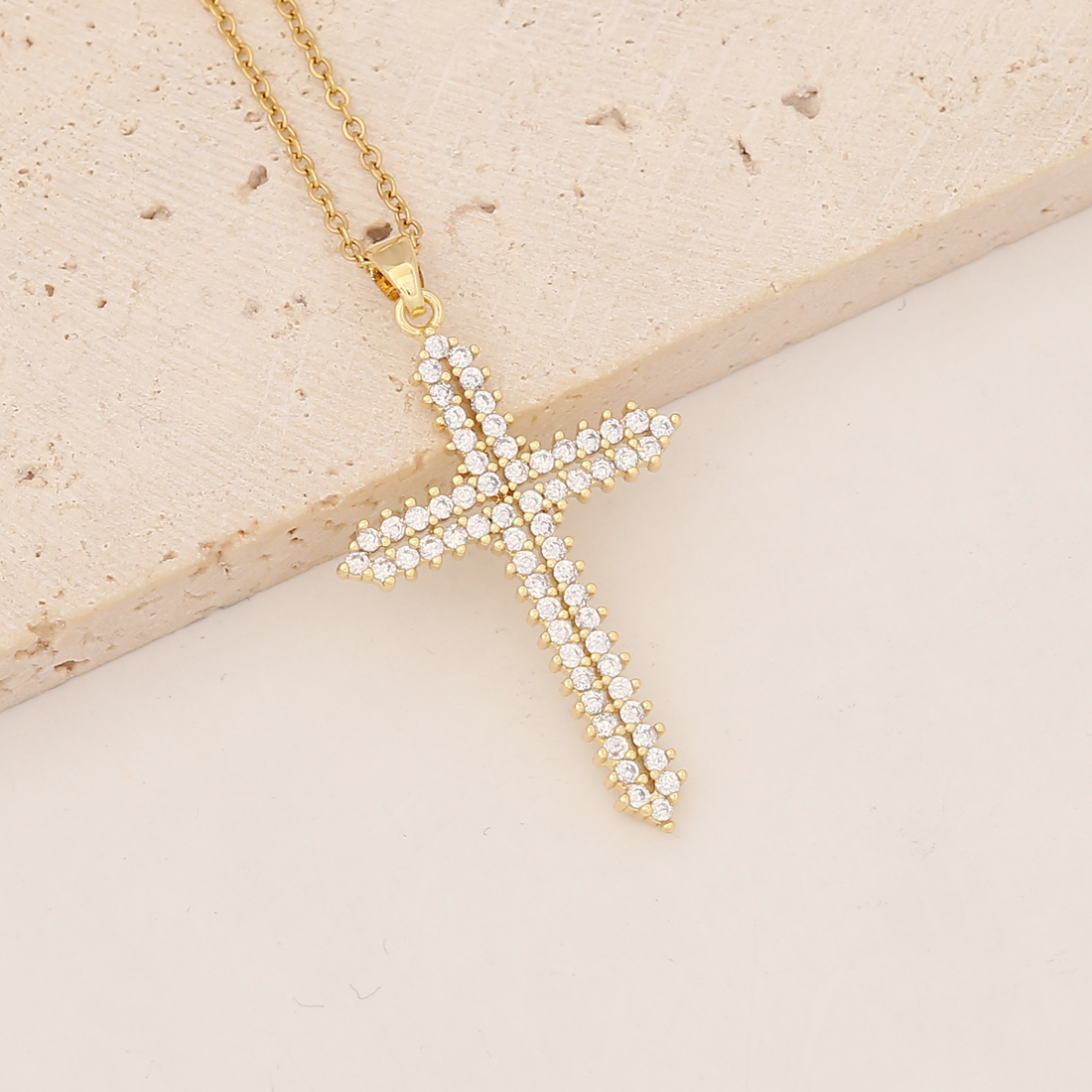 Wholesale Commute Cross Copper Inlay 18K Gold Plated Zircon Pendant Necklace display picture 8