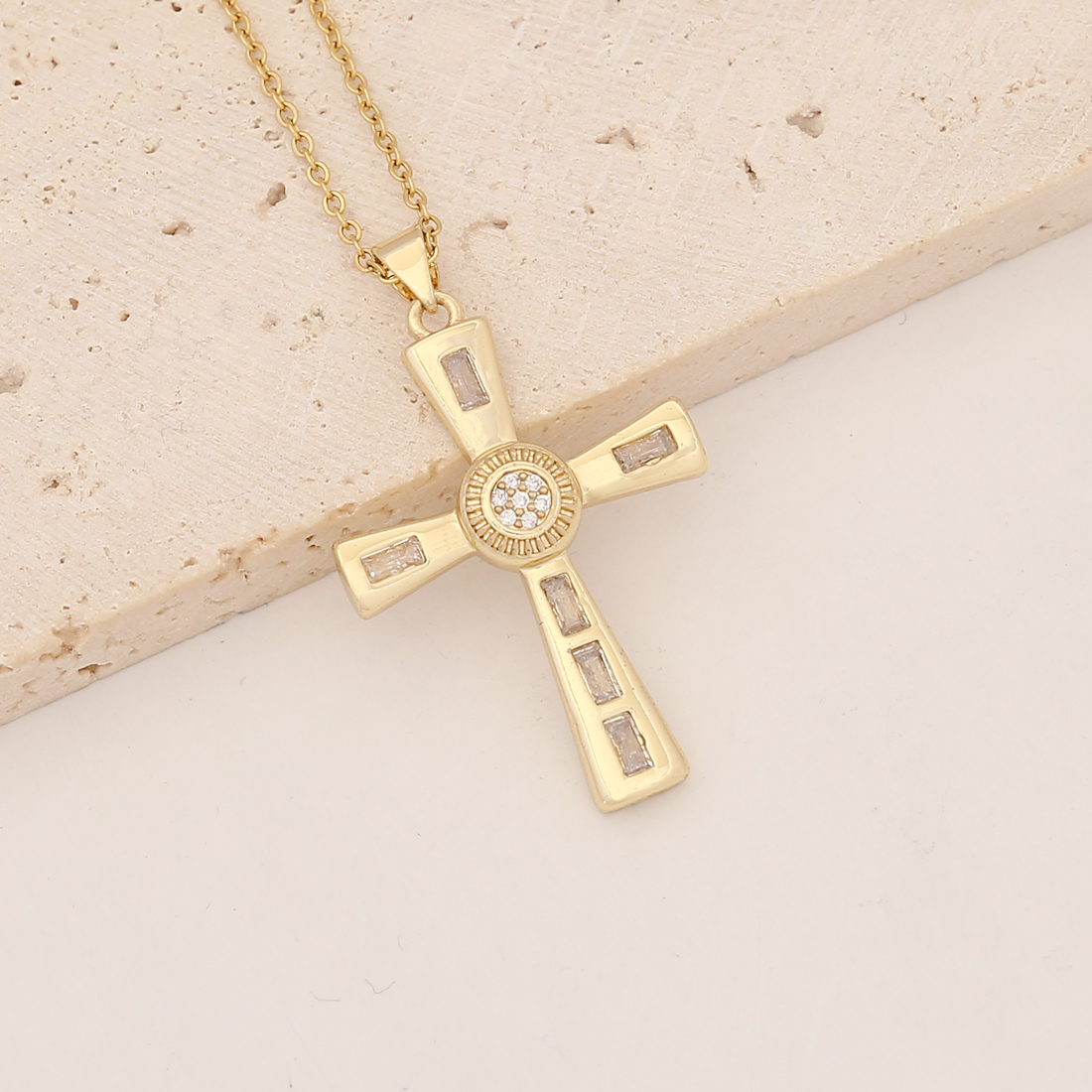 Wholesale Commute Cross Copper Inlay 18K Gold Plated Zircon Pendant Necklace display picture 13