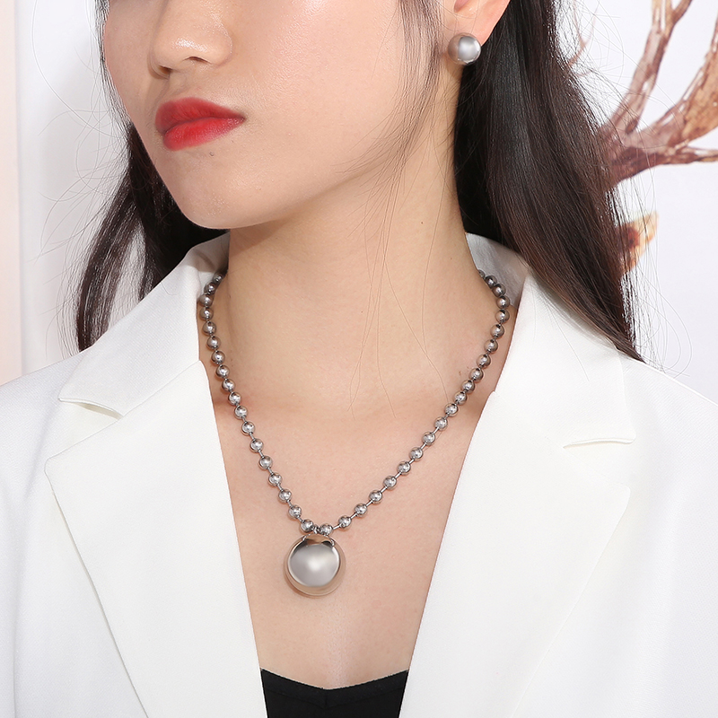 Titan Stahl 18 Karat Vergoldet Elegant Dame Polieren Überzug Einfarbig Ohrringe Halskette display picture 5