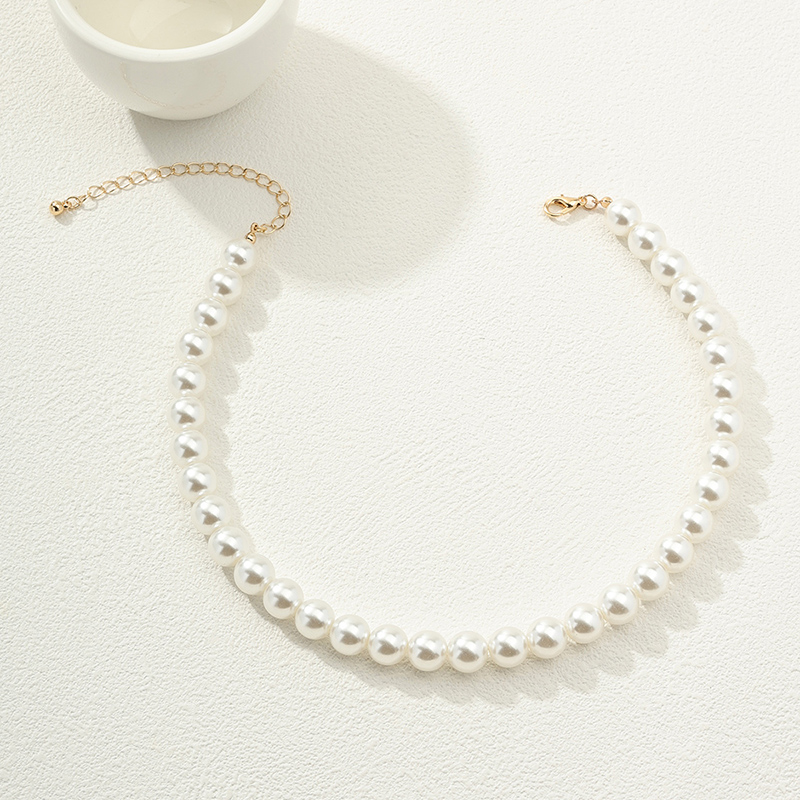 Nordic Style Solid Color Imitation Pearl Alloy Women's Necklace display picture 3