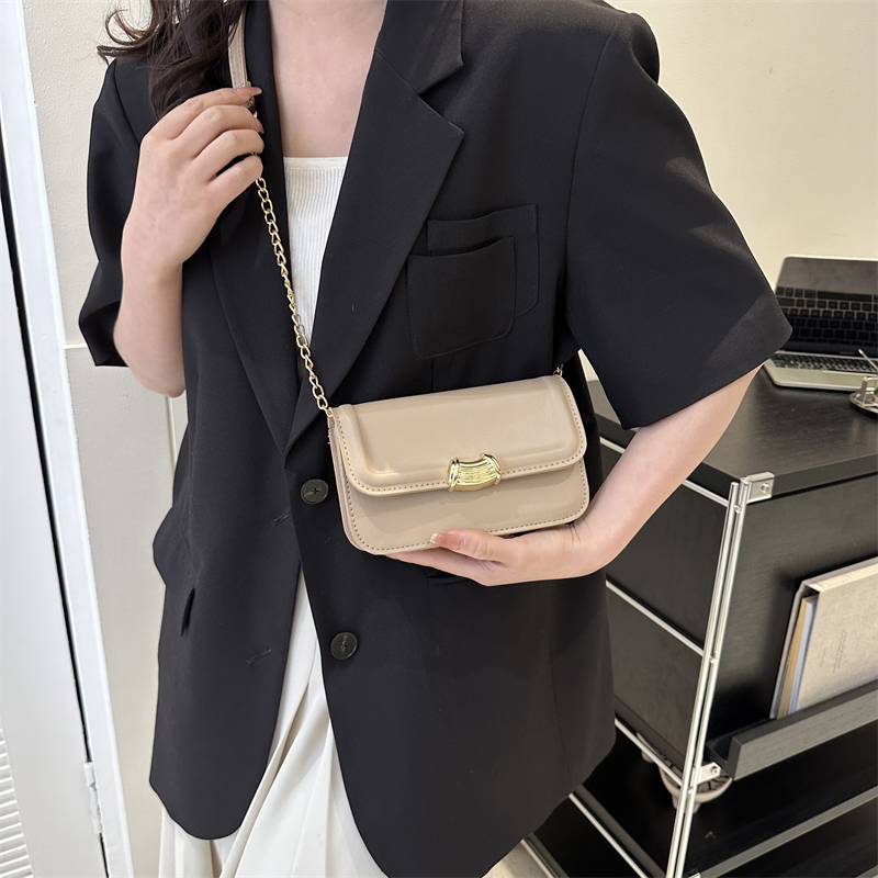 Women's Pu Leather Solid Color Elegant Square Magnetic Buckle Shoulder Bag Crossbody Bag display picture 9
