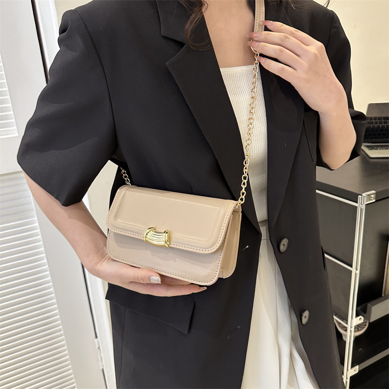 Women's Pu Leather Solid Color Elegant Square Magnetic Buckle Shoulder Bag Crossbody Bag display picture 7