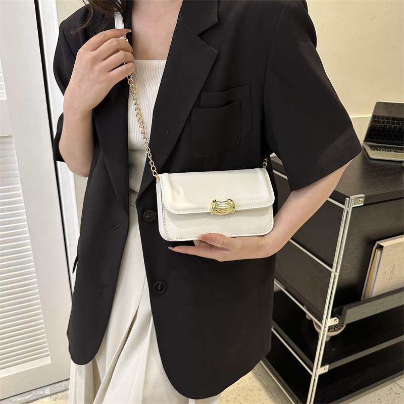 Women's Pu Leather Solid Color Elegant Square Magnetic Buckle Shoulder Bag Crossbody Bag display picture 5