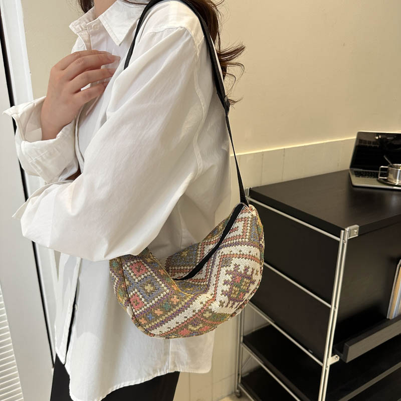 Women's Canvas Lingge Vintage Style Dumpling Shape Zipper Shoulder Bag Crossbody Bag display picture 5