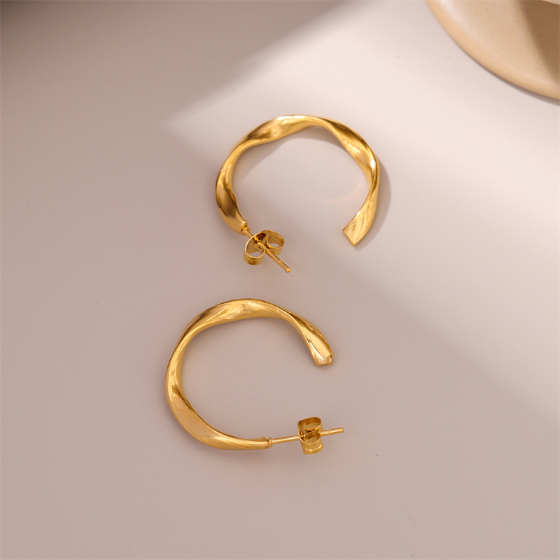 1 Pair Retro Simple Style Round Plating 201 Stainless Steel 18K Gold Plated Earrings display picture 1