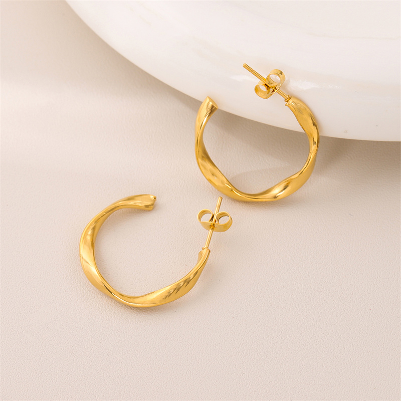 1 Pair Retro Simple Style Round Plating 201 Stainless Steel 18K Gold Plated Earrings display picture 2