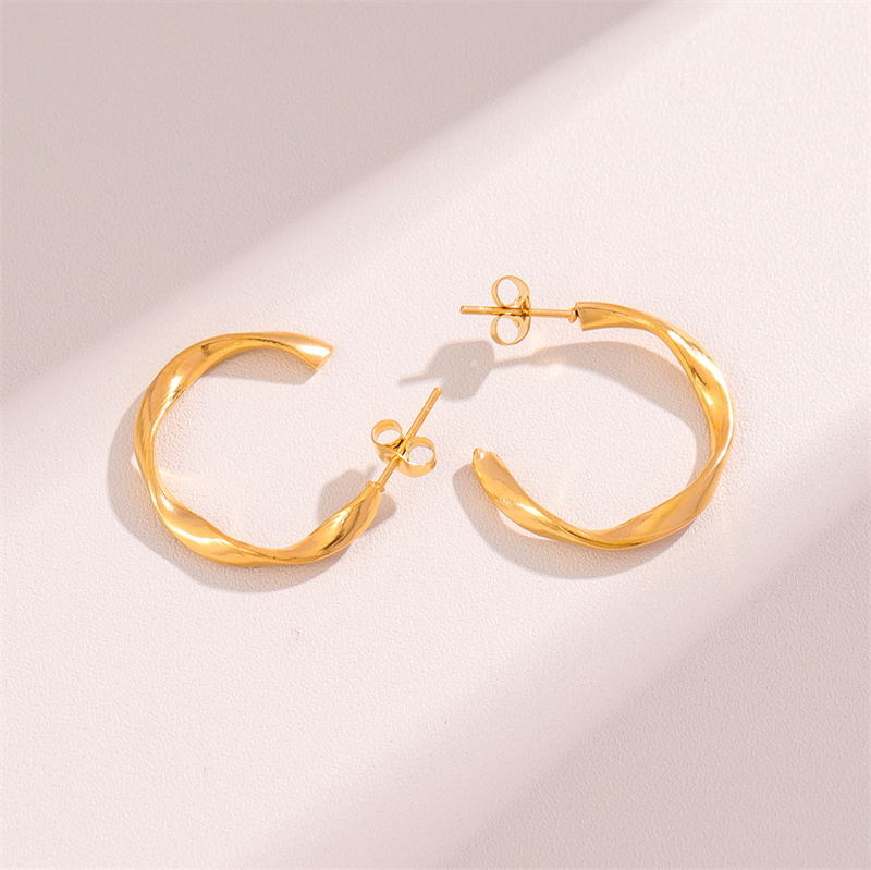 1 Pair Retro Simple Style Round Plating 201 Stainless Steel 18K Gold Plated Earrings display picture 3