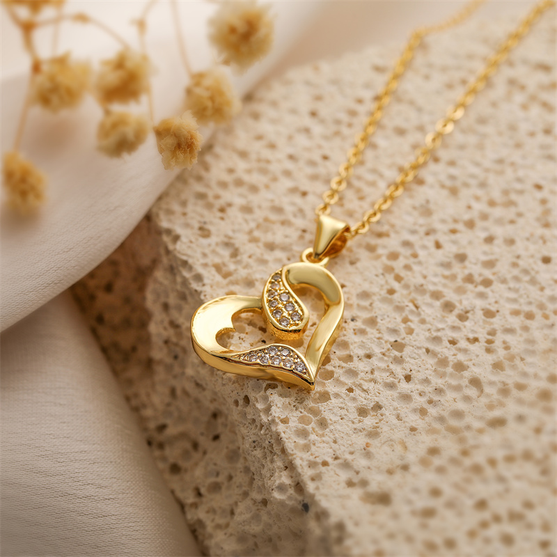 Ig Style Simple Style Cross Heart Shape Copper Plating Inlay Zircon Gold Plated Pendant Necklace display picture 6
