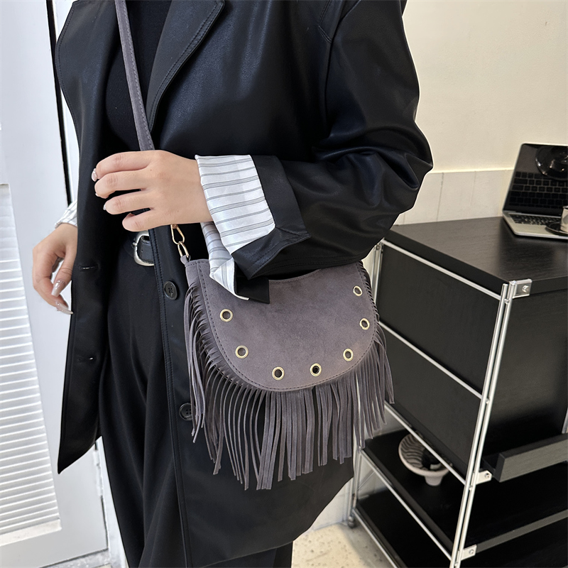 Women's Velvet Solid Color Vintage Style Tassel Dumpling Shape Zipper Crossbody Bag display picture 6