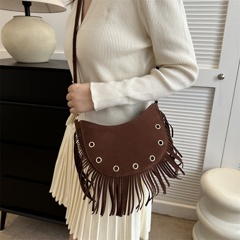 Women's Velvet Solid Color Vintage Style Tassel Dumpling Shape Zipper Crossbody Bag display picture 7