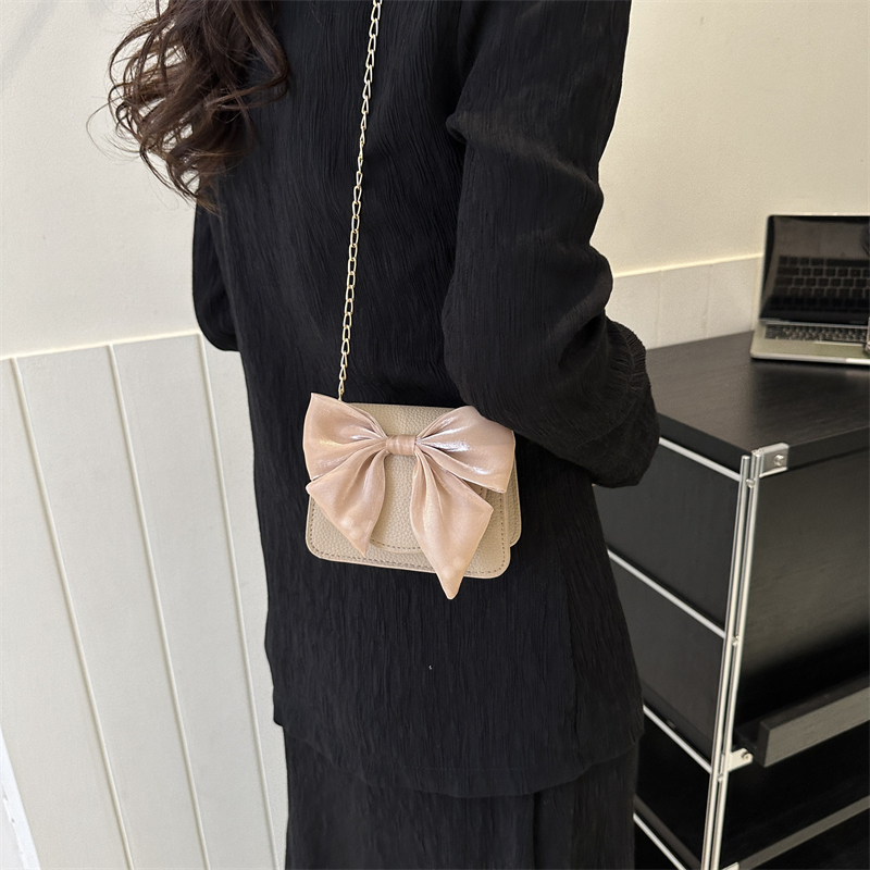 Women's Pu Leather Solid Color Bow Knot Streetwear Square Flip Cover Crossbody Bag display picture 6