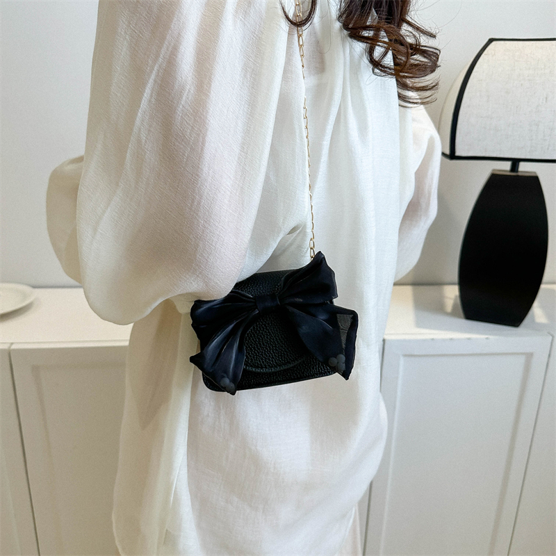 Women's Pu Leather Solid Color Bow Knot Streetwear Square Flip Cover Crossbody Bag display picture 2