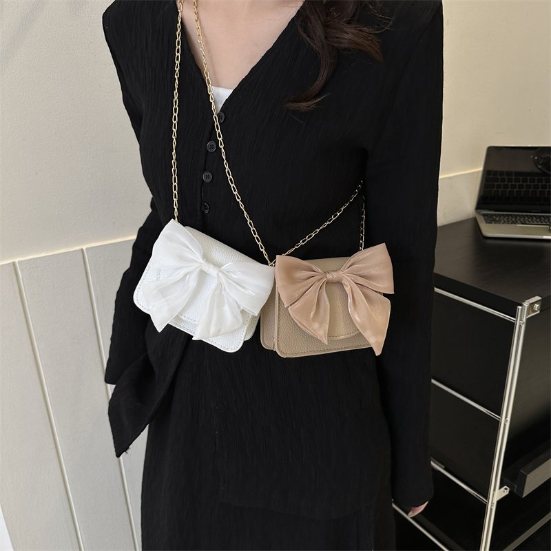Women's Pu Leather Solid Color Bow Knot Streetwear Square Flip Cover Crossbody Bag display picture 8