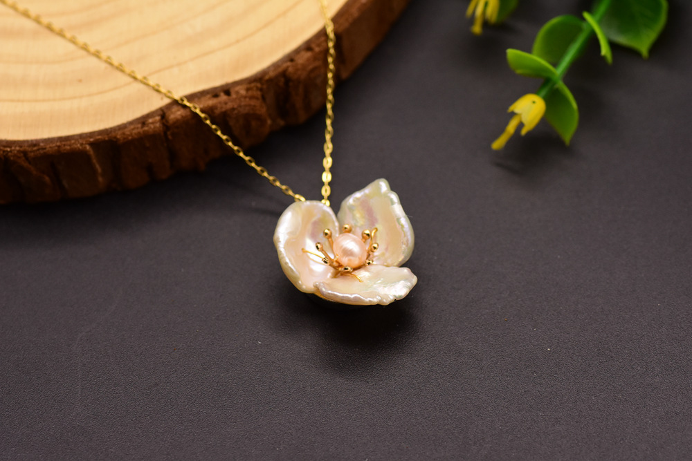 Retro Flower Copper Plating Inlay Pearl 18k Gold Plated Necklace display picture 1