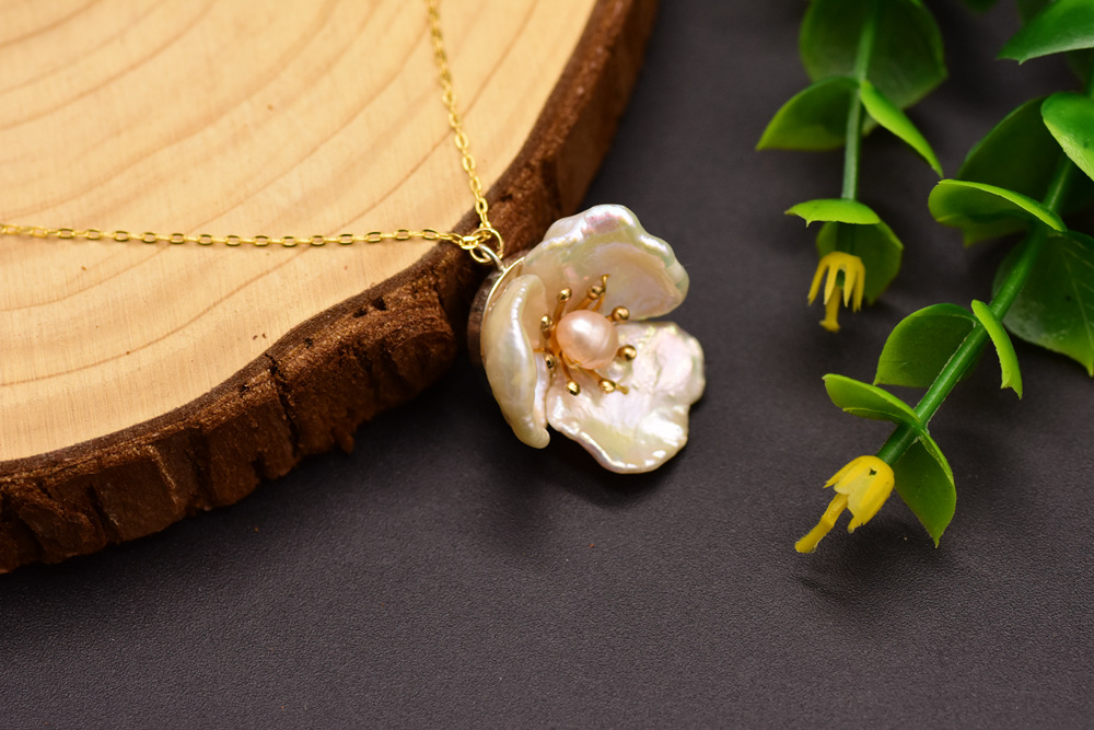 Retro Blume Kupfer Überzug Inlay Perle 18 Karat Vergoldet Halskette display picture 2