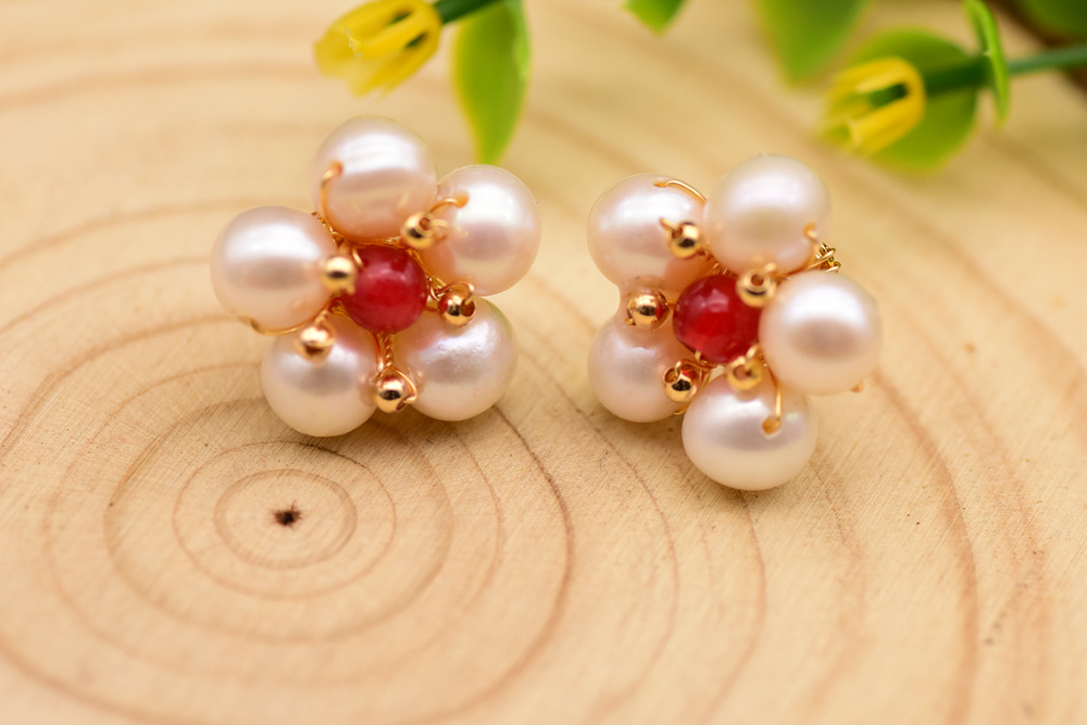 1 Pair Retro Flower Plating Freshwater Pearl 18k Gold Plated Ear Studs display picture 1
