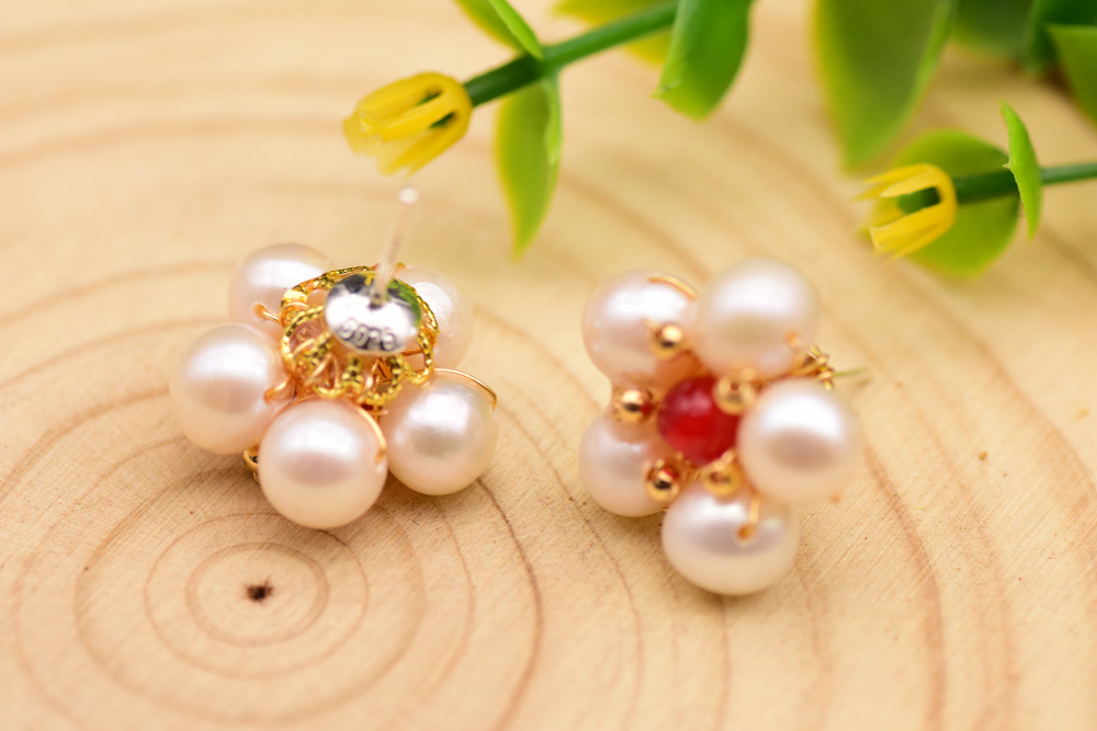 1 Pair Retro Flower Plating Freshwater Pearl 18k Gold Plated Ear Studs display picture 2