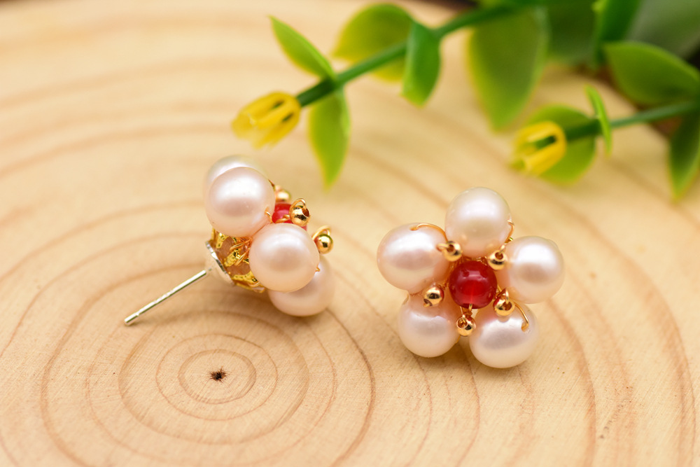 1 Pair Retro Flower Plating Freshwater Pearl 18k Gold Plated Ear Studs display picture 3