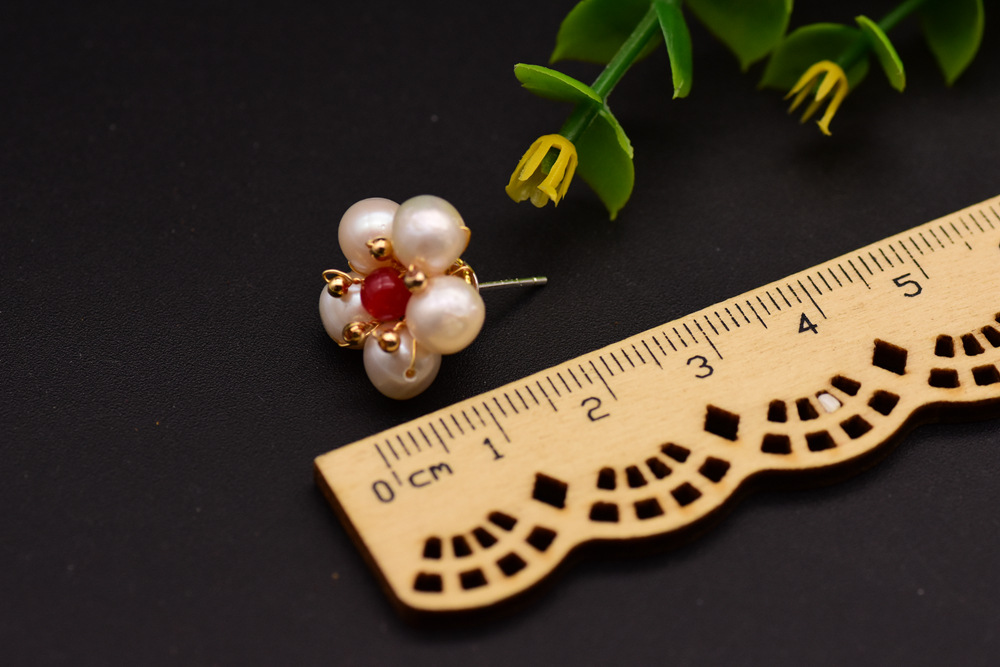1 Pair Retro Flower Plating Freshwater Pearl 18k Gold Plated Ear Studs display picture 4