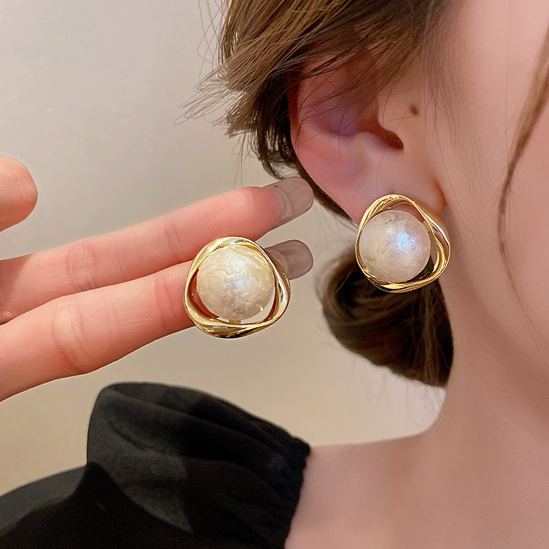 1 Pair Elegant Pearl Alloy Ear Studs display picture 1